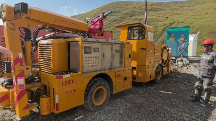 Anhui Jarlo UPS-20JT wet spraying vehicle and KJCJ-4 tanker have been successfully delivered to Kyrgyzstan.